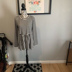 Very cute striped top!